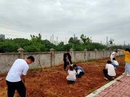 經(jīng)管學院組織開展植樹種花勞動教育活動  